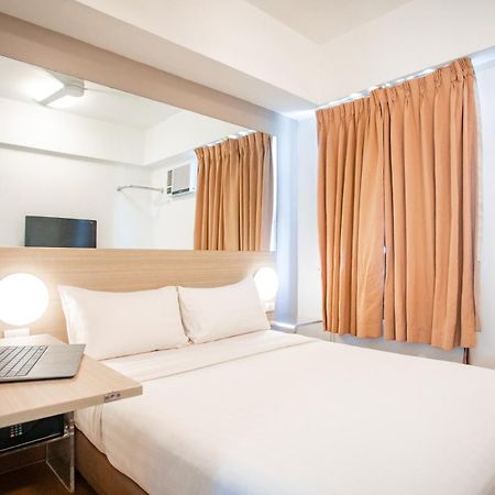 Готель Red Planet Makati Avenue Manila Makati City Екстер'єр фото