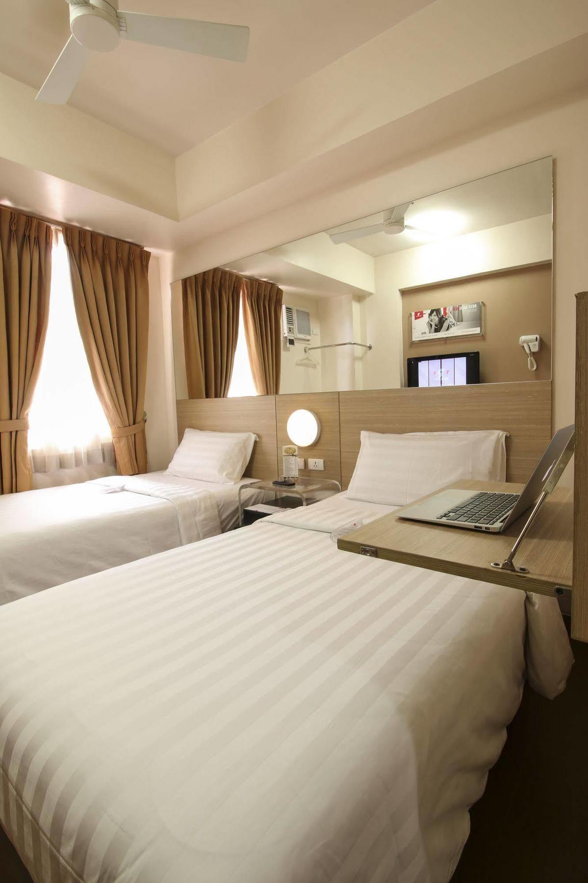 Готель Red Planet Makati Avenue Manila Makati City Екстер'єр фото